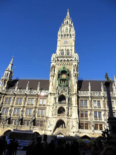Der Marienplatz und sein berühmtes Rathaus