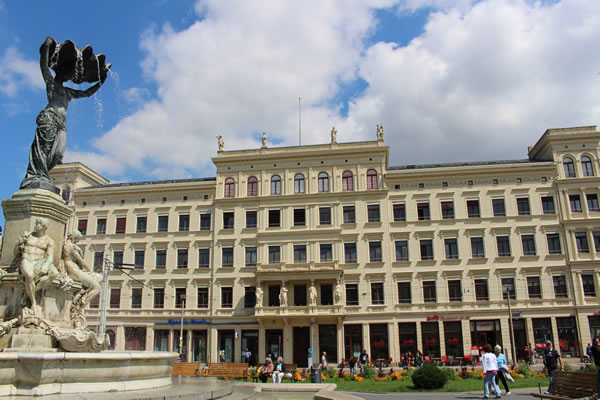Postplatz in Görlitz mit ehemaligem Hotel Victoria und Brunnen