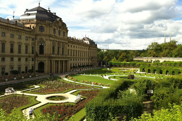 Würzburger Residenz - Rückansicht mit Garten