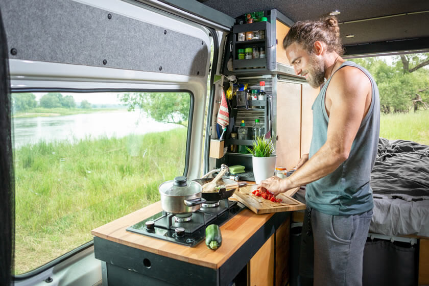 Innenraum vom Camper mit Küche