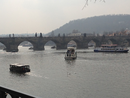 Die Karlsbrücke ist eine der beliebtesten Sehenswürdigkeiten in Prag.