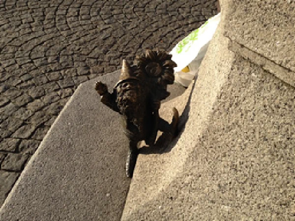 Zwerg mit Sonnenblume bei Brunnen am Marktplatz