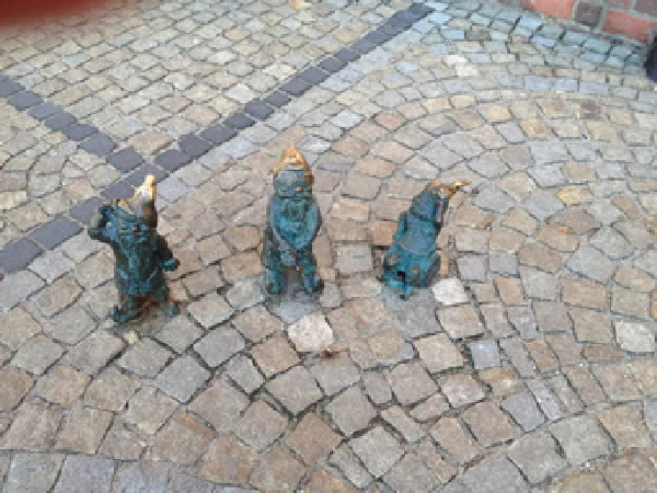 3 Zwerge vor dem Rathaus am Marktplatz
