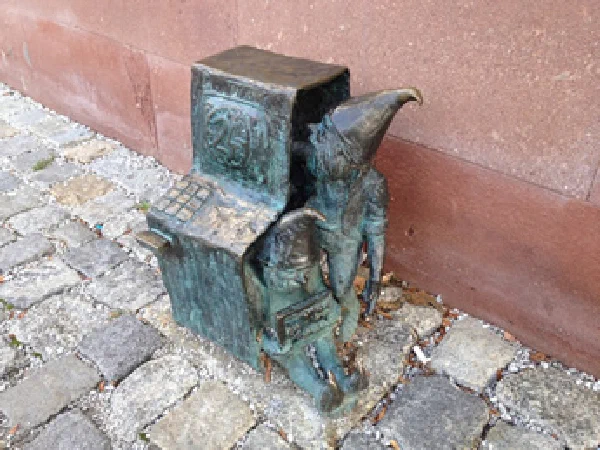Zwerge am Bankautomat in ul. Kuznicza