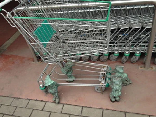 4 Breslauer Zwerge an einem Einkaufswagen vor dem Supermarkt EPI in Straße Swobodna.