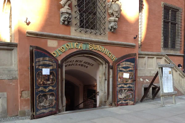 Eingang zum bekannten Schweidnitzer Keller in Wroclaw