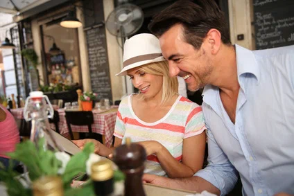 Touristen in einer Trattoria in Rom